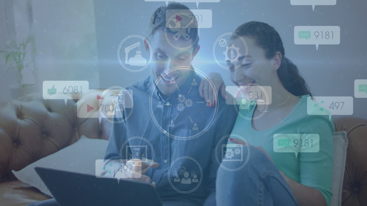 animación de iconos de las redes sociales sobre una pareja caucásica sonriendo mientras usan una computadora portátil juntos en casa.