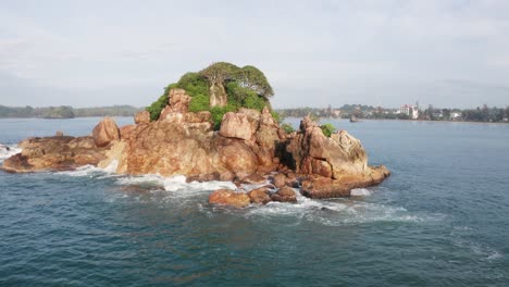 Vista-Cinematográfica-Aérea-De-La-Isla-De-Taprobane-En-La-Bahía-De-Weligama-Durante-Un-Caluroso-Día-Soleado-En-Sri-Lanka