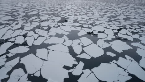 POV-Aufnahmen-Einer-Winterlichen-Bootsfahrt-Durch-Den-Norwegischen-Geirangerfjord,-Mit-Atemberaubenden-Ausblicken-Auf-Das-Eis-Im-Wasser-Von-Den-Umliegenden-Schneebedeckten-Bergen-Aus