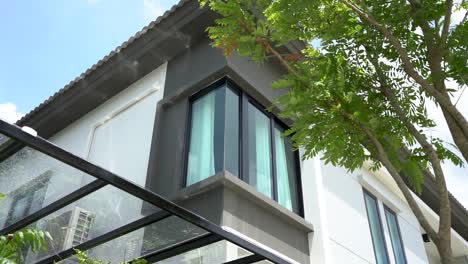 Diseño-Exterior-De-Una-Casa-Moderna-Y-Contemporánea-En-Blanco-Y-Negro.