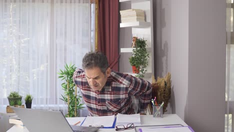 el hombre con dolor de espalda por trabajar duro.