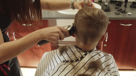 junge mit blonden haaren bekommt einen verblassten haarschnitt