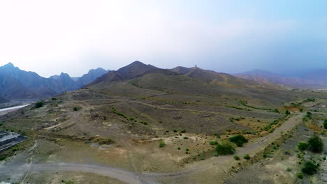 vista aérea de las majestuosas montañas, caminos y casas cerca de la colina