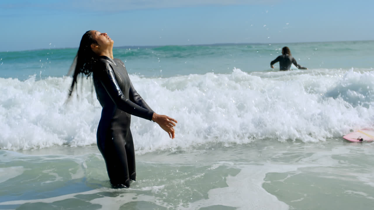바다에서 재미있는 커플 4k