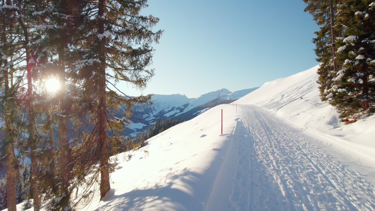 Sentieri innevati vicino a Saalbach-Hinterglemm con le montagne Reiterkogel e HasenauerKöpfl sullo sfondo in Austria