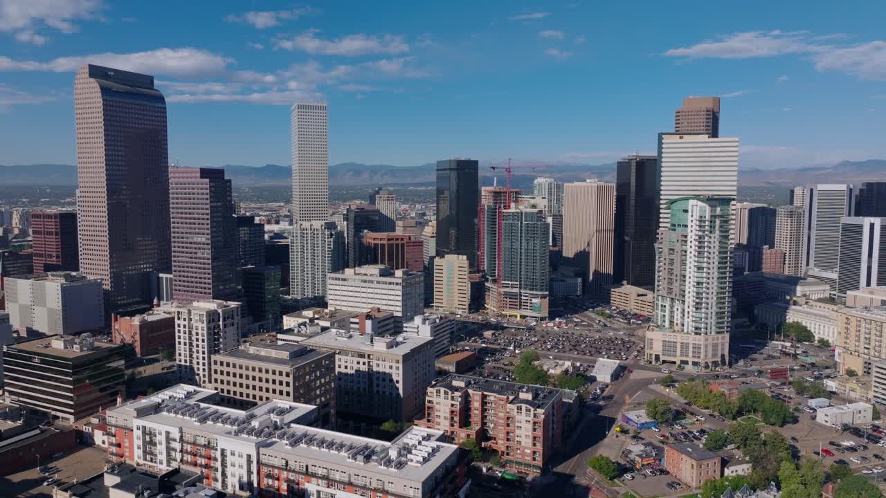 Drone che orbita sul distretto finanziario di Denver sotto un cielo sereno, ripresa aerea.