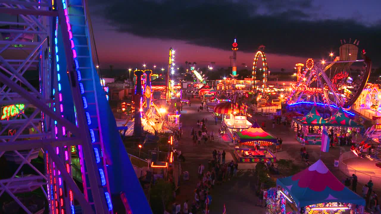 vista desde una noria al atardecer de un parque de atracciones de carnaval o feria estatal