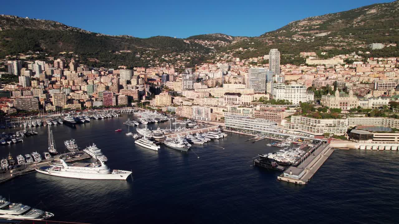 Superyacht nel porto, Port Hercule, Montecarlo, Monaco, video 4K aerea