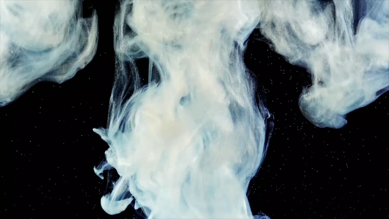 Encre blanche abstraite tourbillonnant dans l'eau sur fond noir.