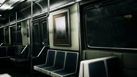interior vacío del vagón del metro