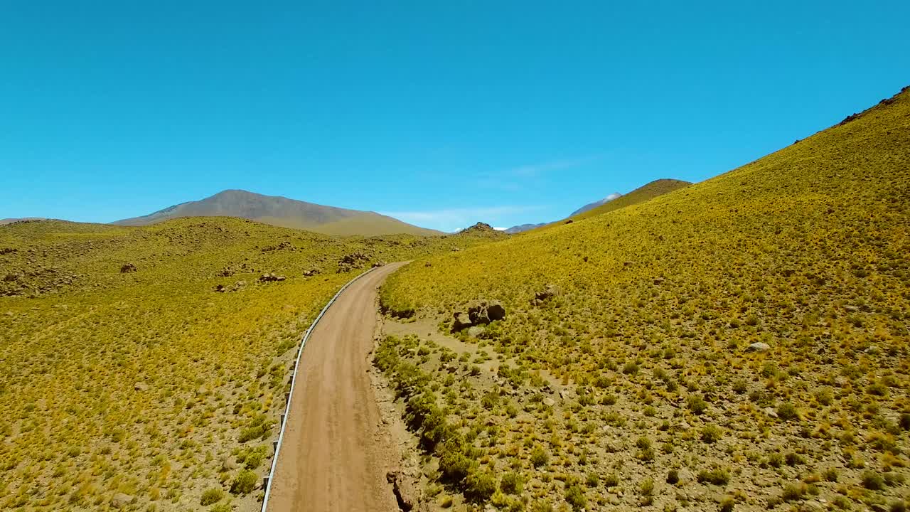 cerca de la carretera a través del valle de montañas, altos picos y glaciares cerca del desierto de san pedro de atacama en el norte de chile.