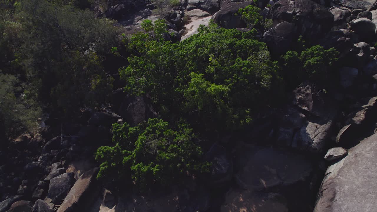 paisaje en el parque natural granito gorge en el norte de queensland, australia - toma aérea de drones