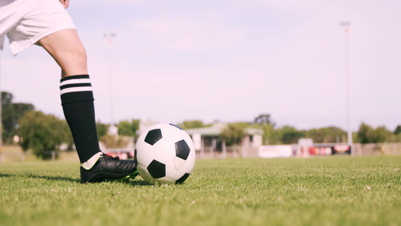 Fodboldspiller sparker til bolden