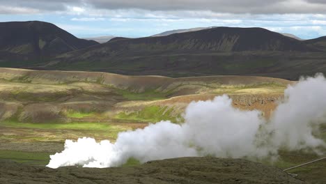 el humo de una región geotérmica se eleva en islandia