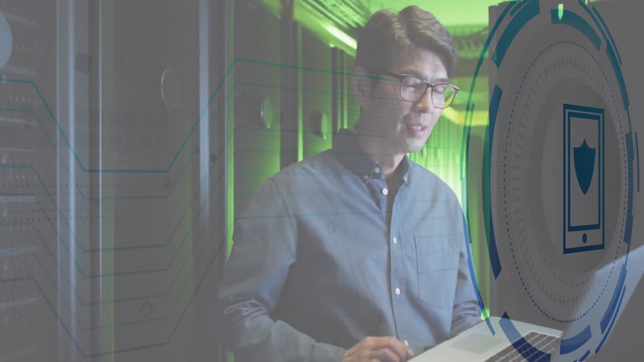 animación del procesamiento de datos sobre un trabajador masculino asiático en la sala del servidor