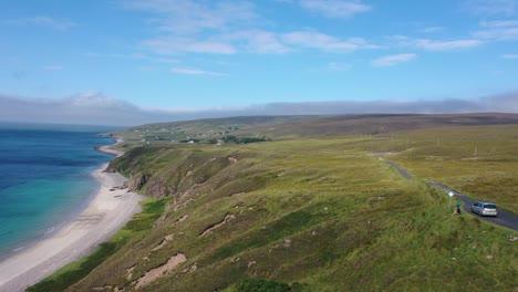 Herrliche-Drohnenaufnahme-Von-Nordschottland-Mit-Türkisfarbenem-Wasser-Und-Weißen-Stränden