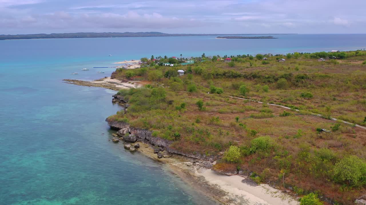 Vista aerea della costa di un'isola tropicale