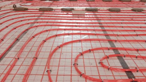 instalación de tuberías de calefacción por suelo para la calefacción de agua. sistemas de caleficación. tuberías para un piso aislado térmicamente.