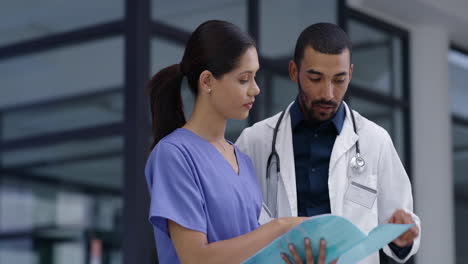 dos jóvenes médicos discutiendo el contenido
