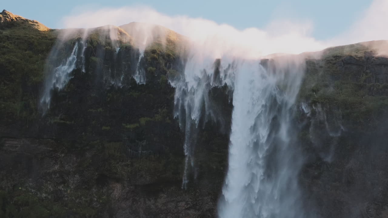 vista estática de la cascada inversa en islandia, la niebla se eleva sobre la cima del acantilado