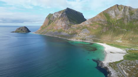 Playa-De-Haukland-En-Las-Islas-Lofoten-En-Verano-En-Noruega---Antena-4k-Dando-Vueltas