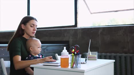 mamá trabajando con el bebé
