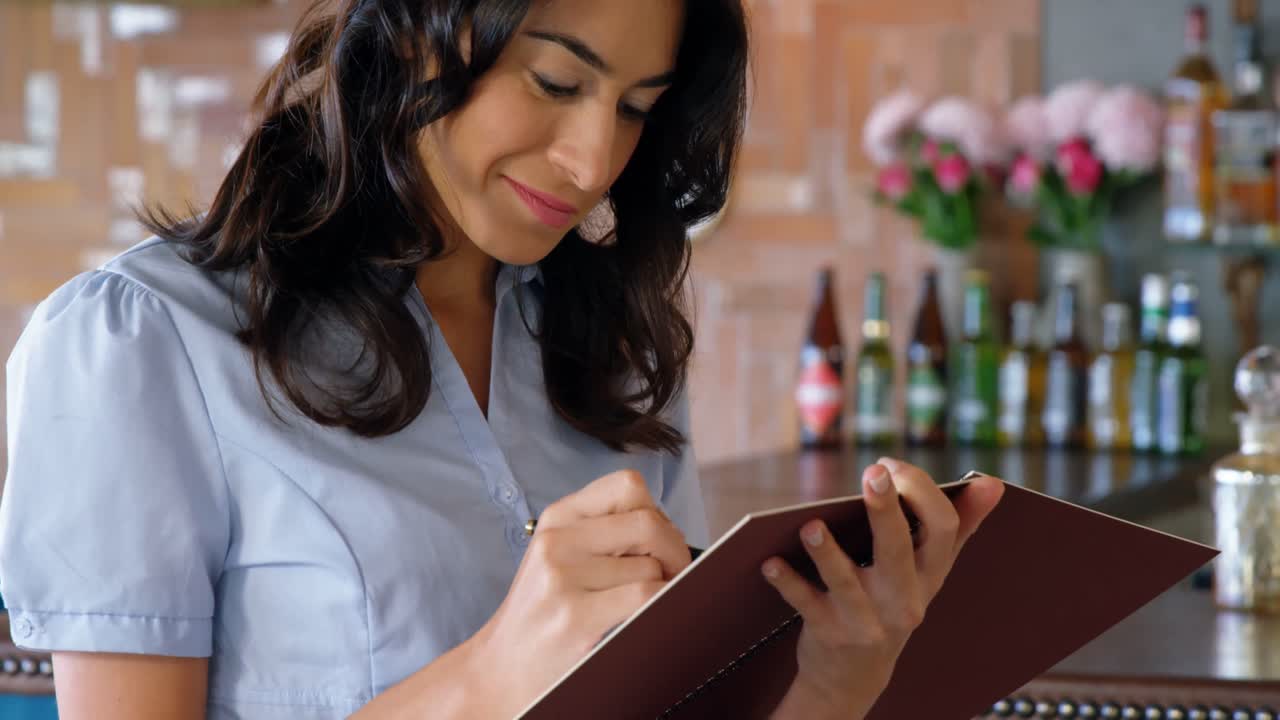 mujer hermosa buscando y sabiendo en el bloc de notas