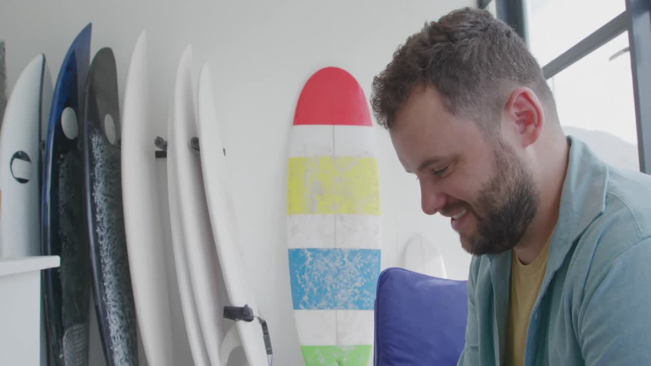 un hombre que hace tablas de surf en su taller