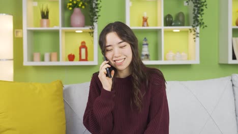 Feliz-Joven-Asiática-Hablando-Por-Teléfono.