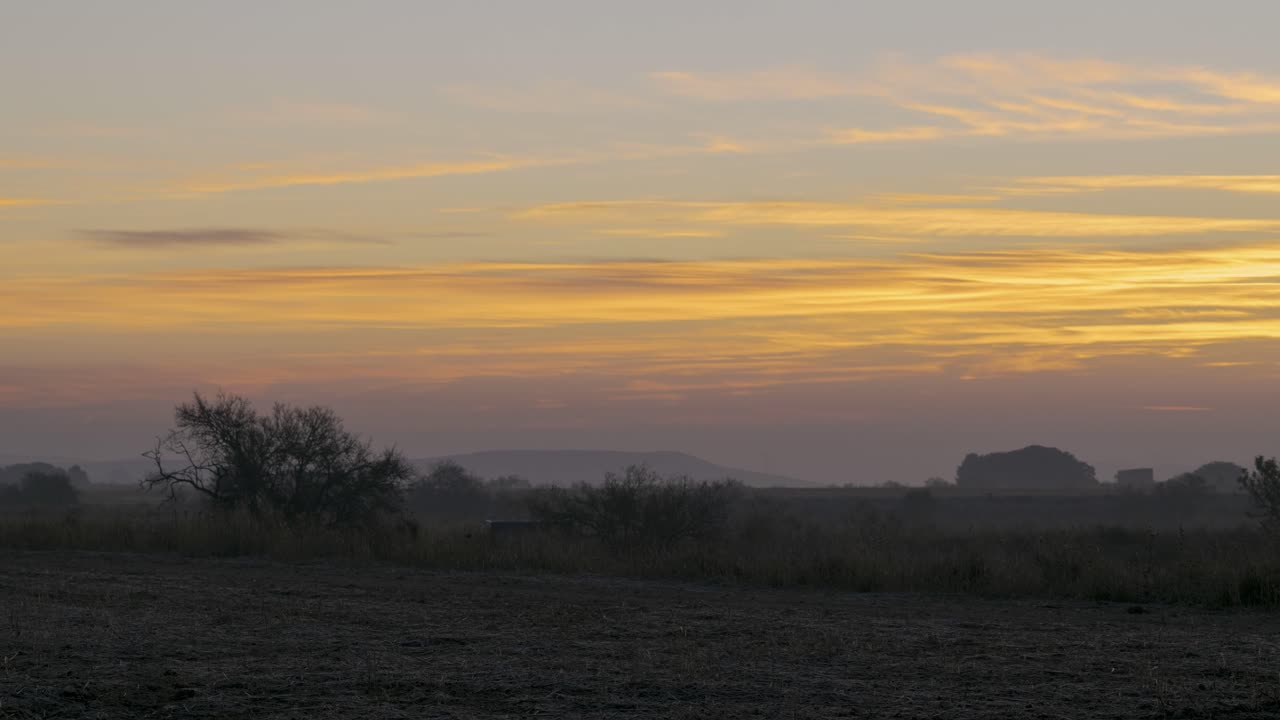 el sol se eleva sobre el horizonte en las montañas