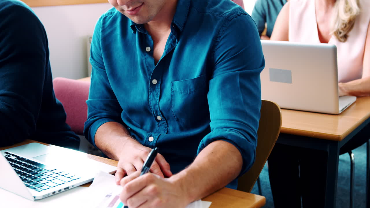 hombre maduro en la universidad que asiste a una clase de educación de adultos