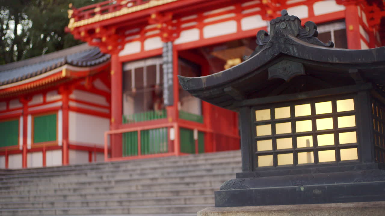 farolillo de madera panorámico a un hermoso santuario rojo temprano en la mañana en kyoto, japón iluminación tenue