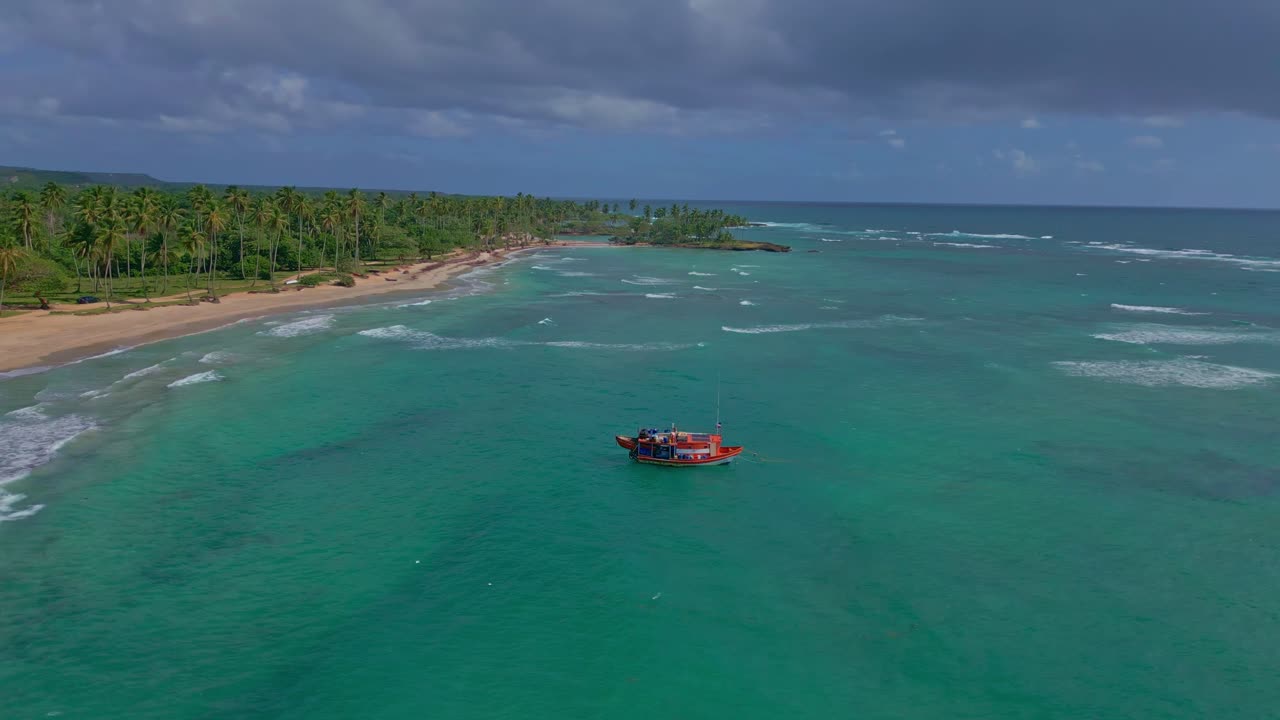 barco de pescadores navegando en el mar tropical de playa los coquitos en cabrera, república dominicana