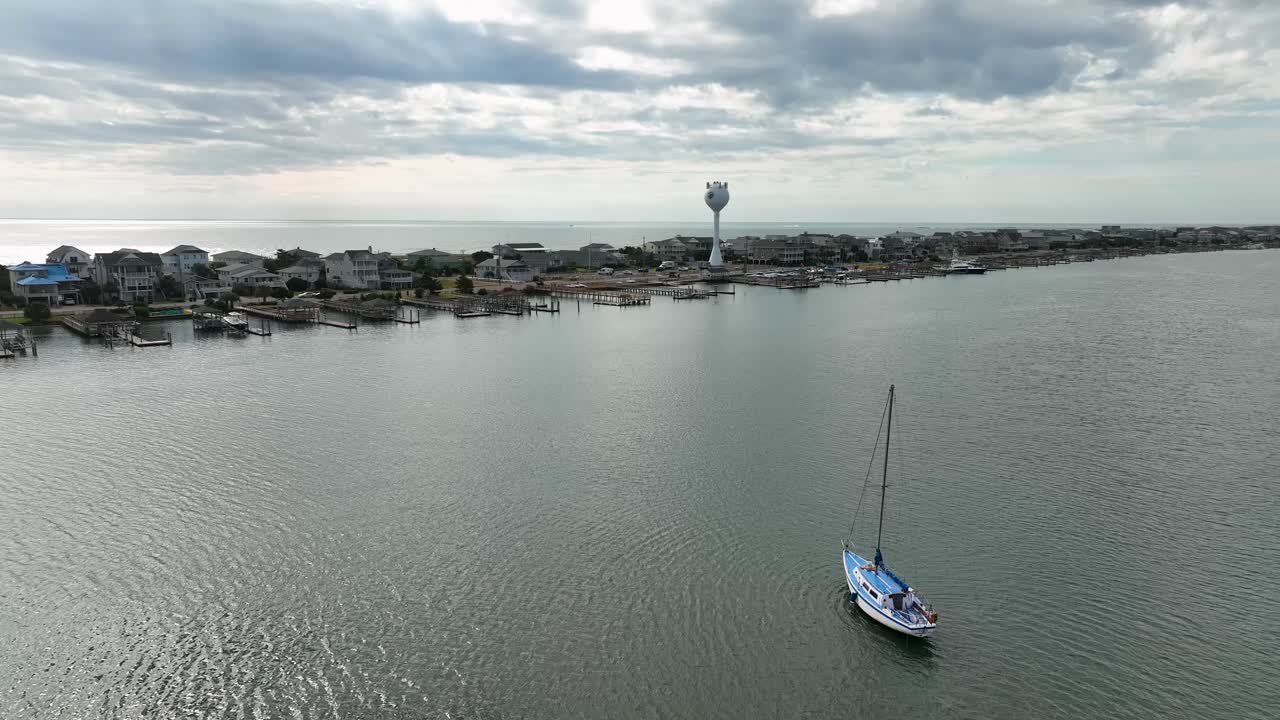 video aéreo de barco en el agua en la playa