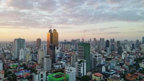 Vista-Aérea-Del-Rascacielos-Golden-Tower-Al-Atardecer-En-Phnom-Penh,-Camboya