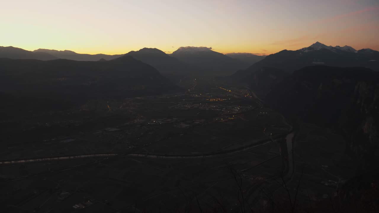 magnífica vista de la ciudad al atardecer de trentino italia, montañas en el fondo