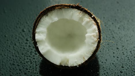la mitad de coco fresco blanco