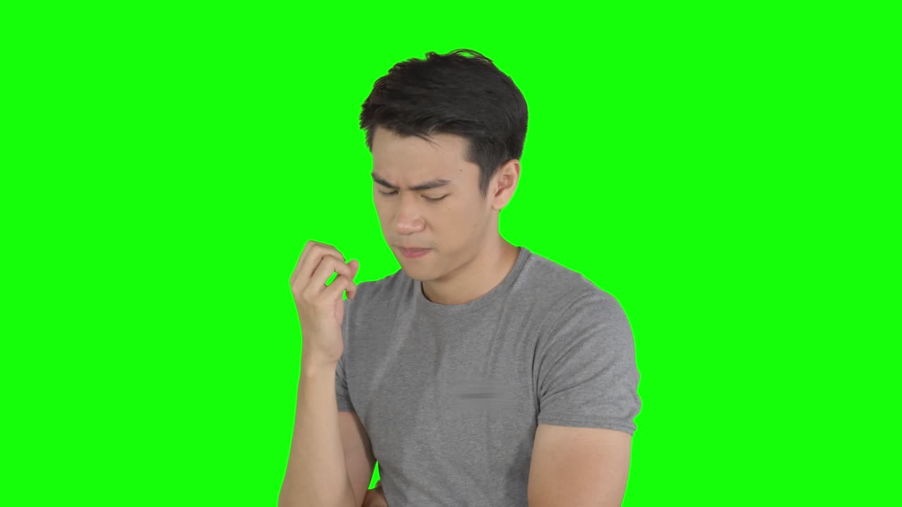 잘생긴 남자가 스튜디오에서 아이디어를 생각하고 있습니다.