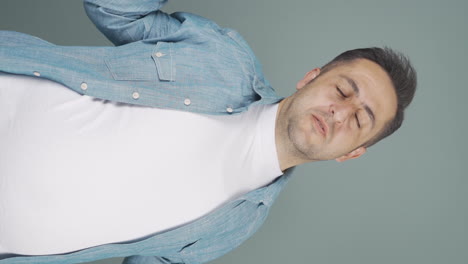 vídeo vertical de un hombre dormido bostezando.