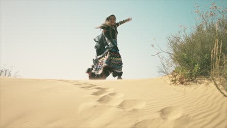 Mujer-Gitana-Aplaudiendo-En-Una-Duna-De-Arena-Del-Desierto