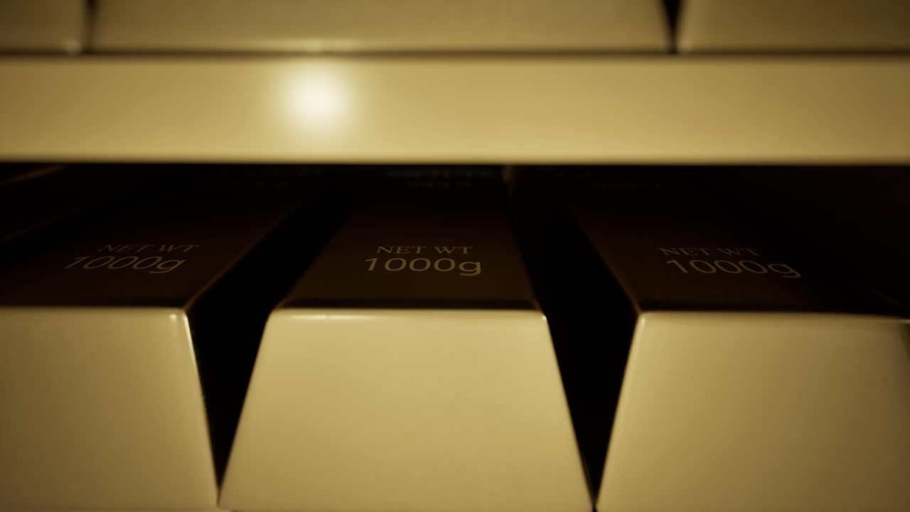 Primo piano di lingotti d'oro impilati sullo scaffale del caveau di una banca