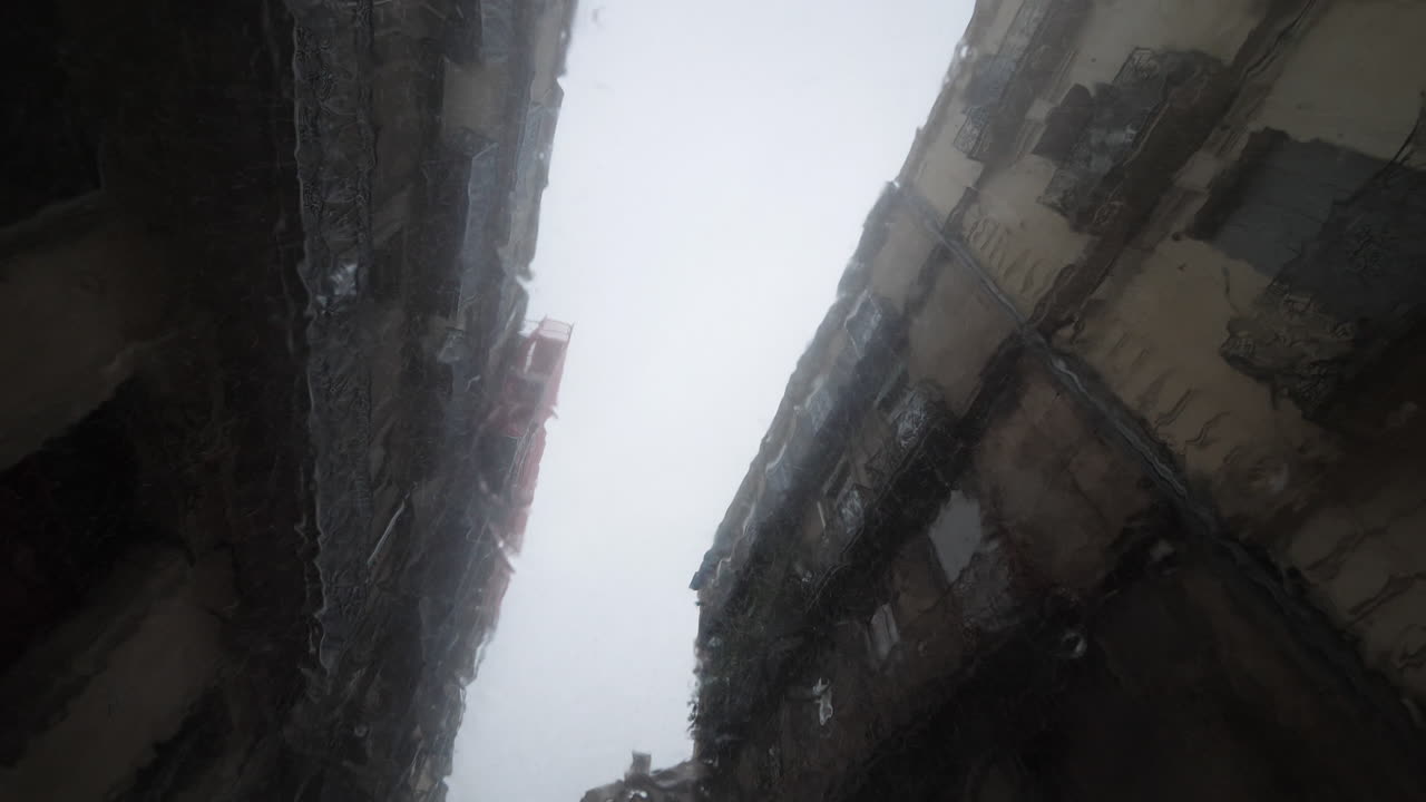 vista dentro de un coche fuerte lluvia en un parabrisas limpiadores encendido montpellier