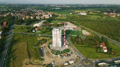 Grúa-De-Construcción-En-El-Edificio-Alto-Torre-Del-Verde-De-Brianza-En-Italia