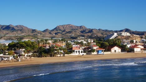 vista estática desde un ángulo alto de la playa de reya, puerto de mazarrón, españa