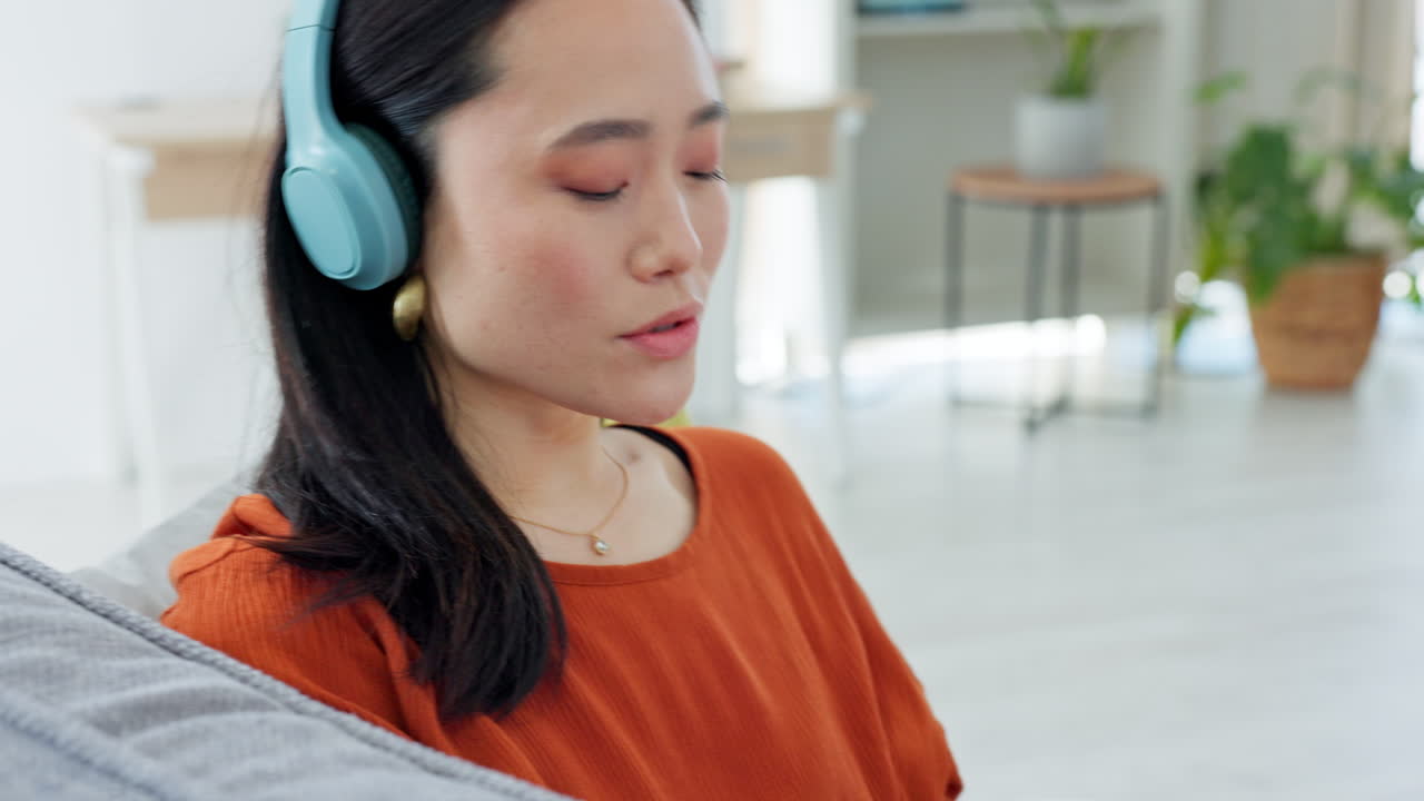 아시아 여성, 헤드폰과 노트북으로 비디오 통화