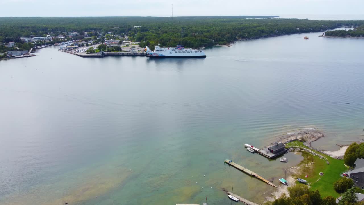 un gran crucero llega a tierra con aguas turquesas y bosques verdes en la bahía de georgia, ontario, canadá.