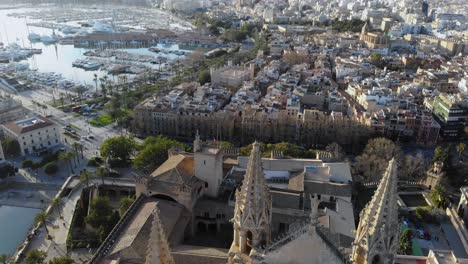 Drohne-Kippt-Die-Ockerfarbene-Kathedrale-In-Palma-De-Mallorca