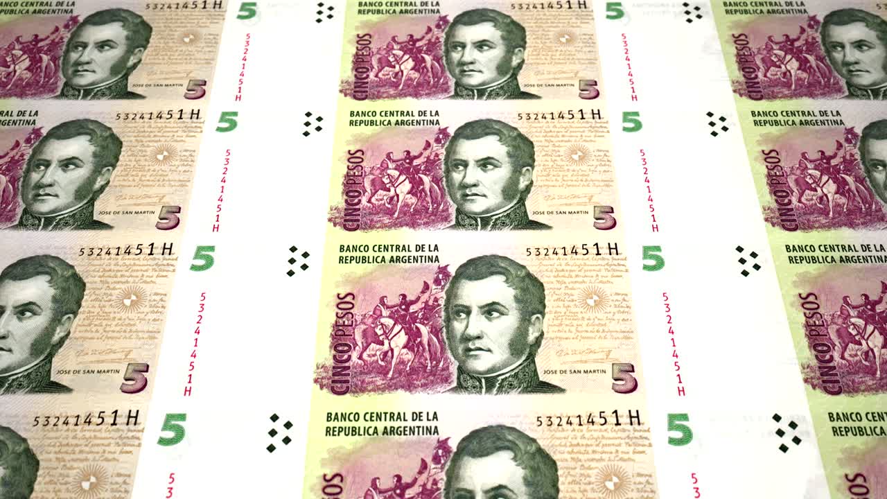 billetes de cinco pesos argentinos del banco de la república argentina rodando en la pantalla, monedas del mundo, dinero en efectivo, bucle