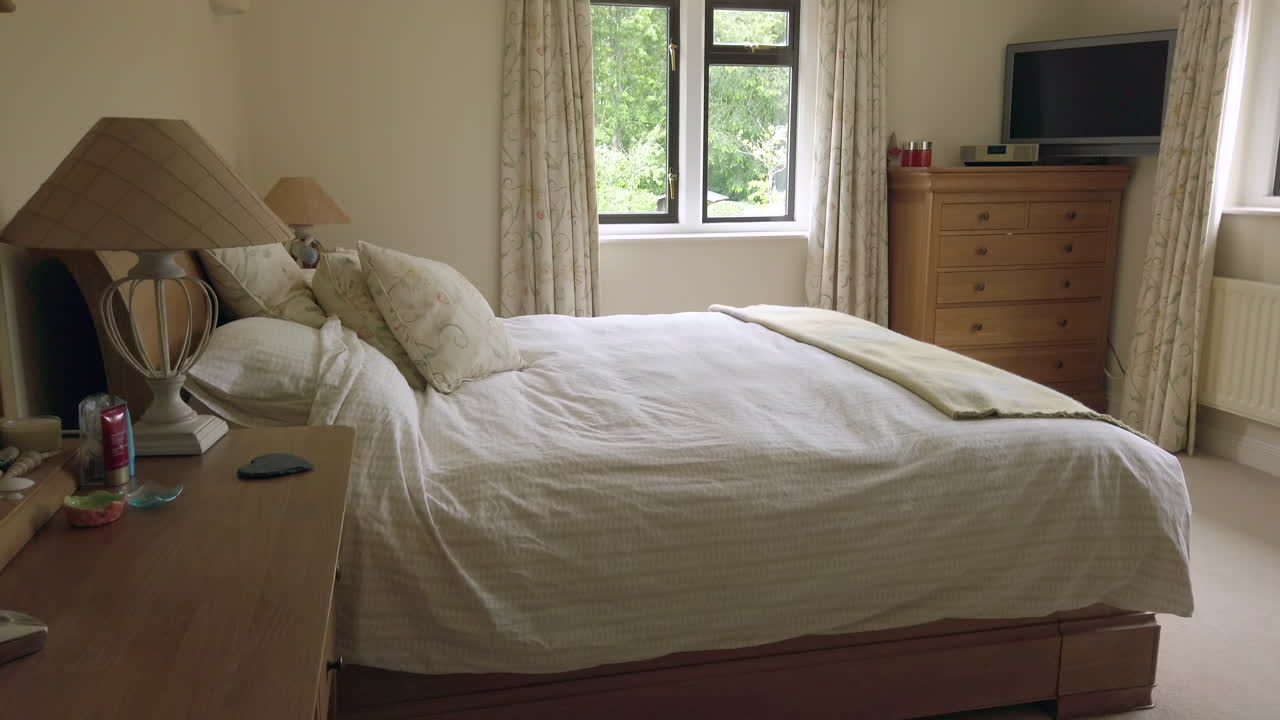 가정집에 있는 마스터 침실의 상향 기울기 샷