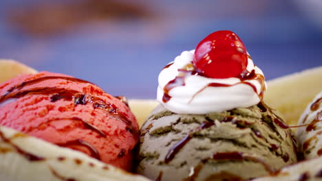 Helado-De-Banana-Split-Con-Fresa,-Chocolate-Y-Vainilla